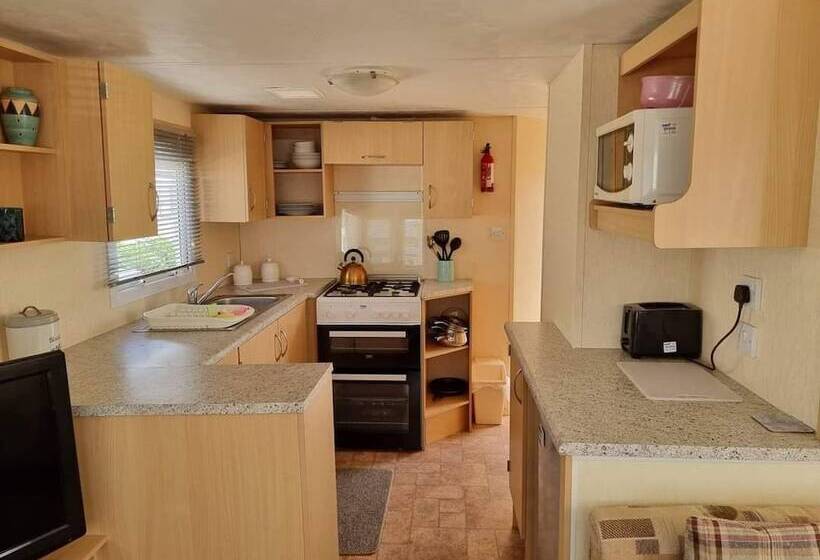 Beautiful 2 Bed Caravan In Abergele Town