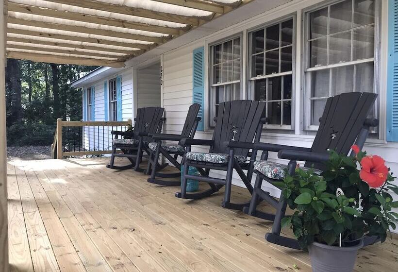 مبيت وإفطار The Cedar Point House