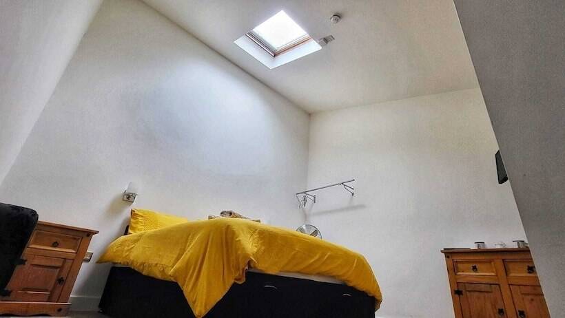 Deepcut Lodge Bed & Breakfast