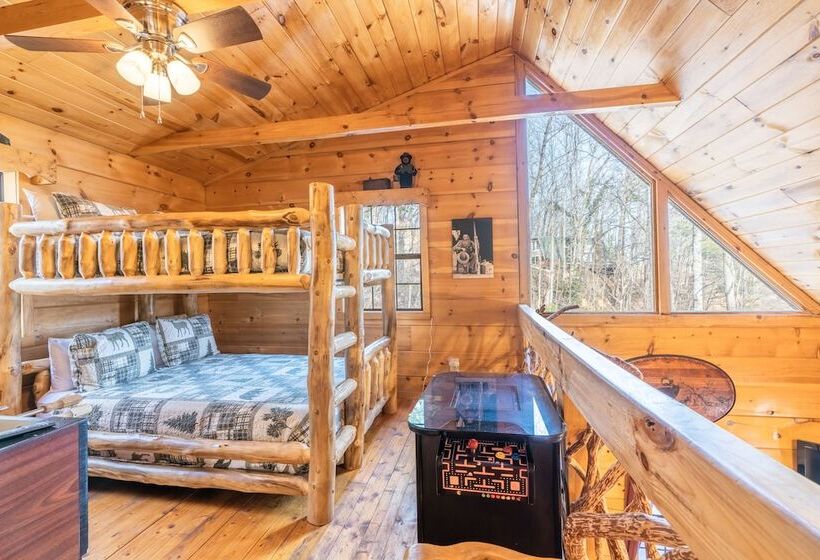 Moonshine Ridge Cabin With Hot Tub And Fire Pit