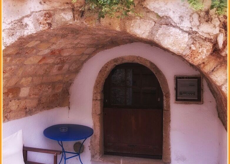 پانسیون Menexes Suites Monemvasia