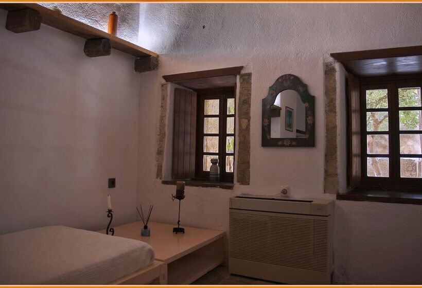 پانسیون Menexes Suites Monemvasia