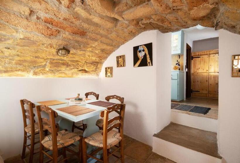 پانسیون Menexes Suites Monemvasia