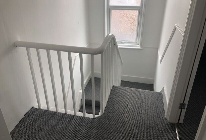 住所  Jarrow,tyneside Ideal For Contractors Park Free