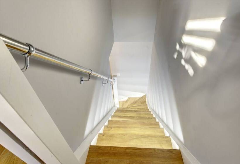 اقامتگاه Modern 2br House & Private Parking & Kid Friendly