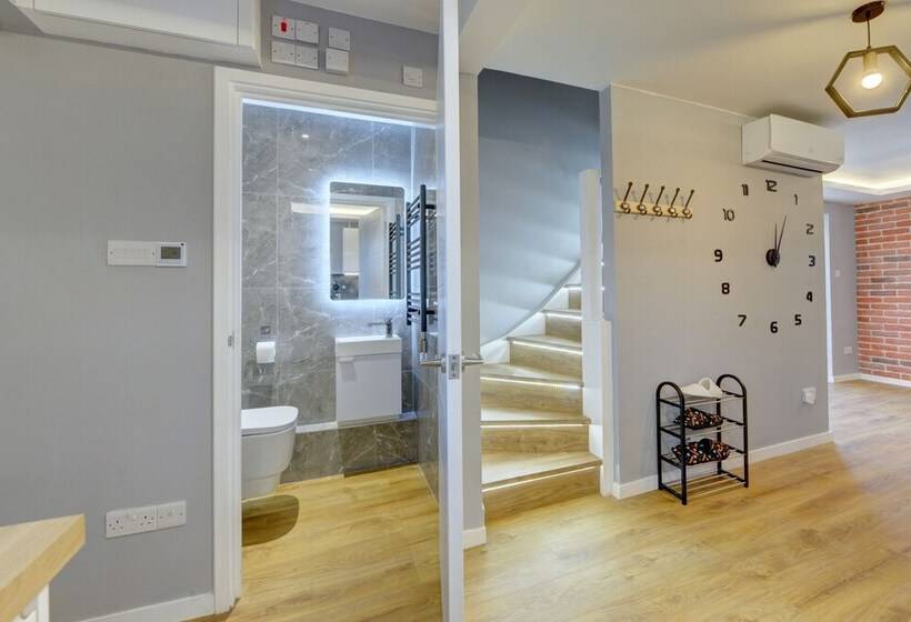 اقامتگاه Modern 2br House & Private Parking & Kid Friendly