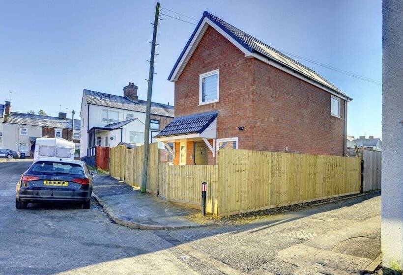 اقامتگاه Modern 2br House & Private Parking & Kid Friendly