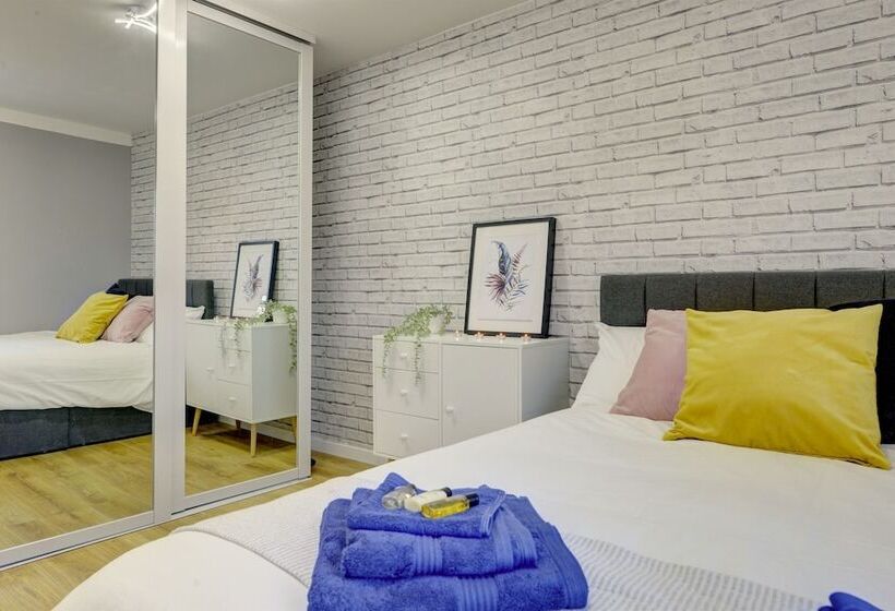 اقامتگاه Modern 2br House & Private Parking & Kid Friendly