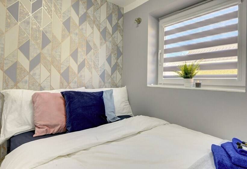 اقامتگاه Modern 2br House & Private Parking & Kid Friendly