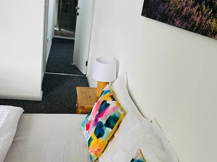 住所  Stunning 2 Bed House In Chatham
