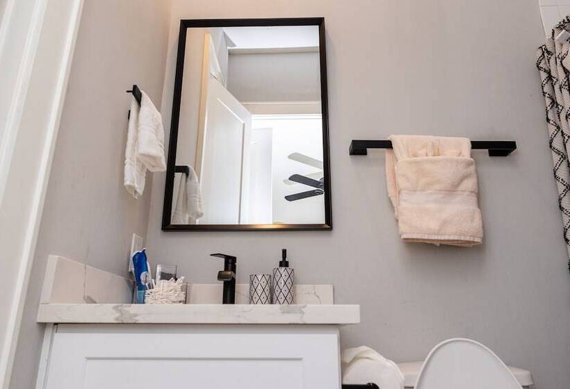 اقامتگاه Stylish Luxury Downtown Home