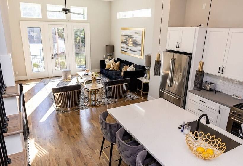 اقامتگاه Stylish Luxury Downtown Home