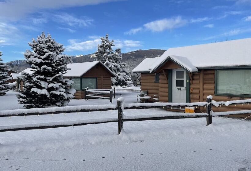 منتجع Travellers Rest Cabins And Rv Park