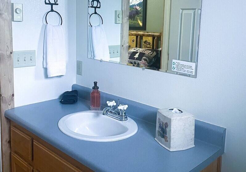 منتجع Travellers Rest Cabins And Rv Park