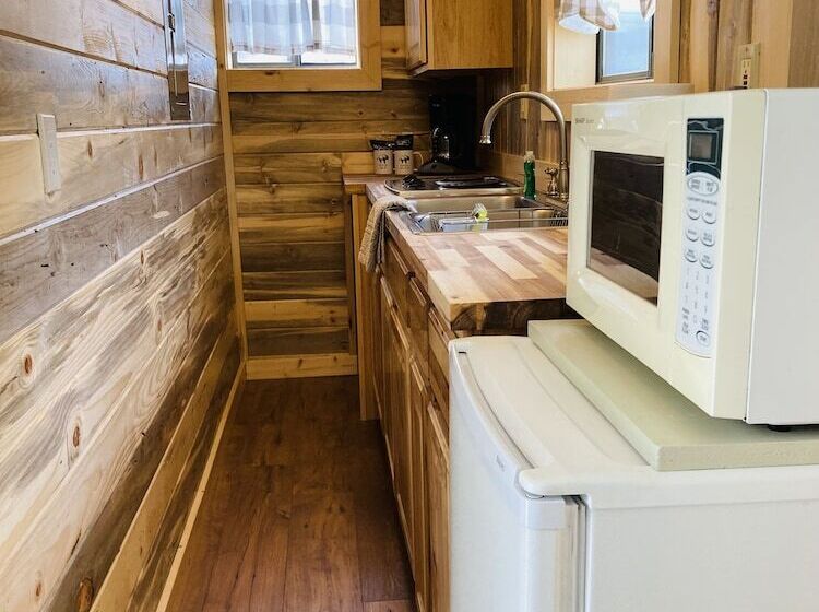 منتجع Travellers Rest Cabins And Rv Park