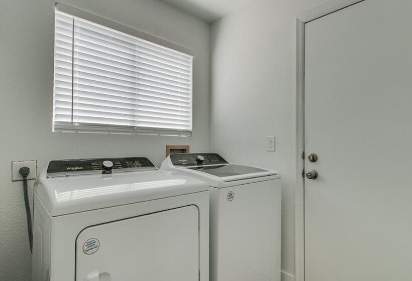 Upgraded 4 Bdrm Beautiful Home W/pool!