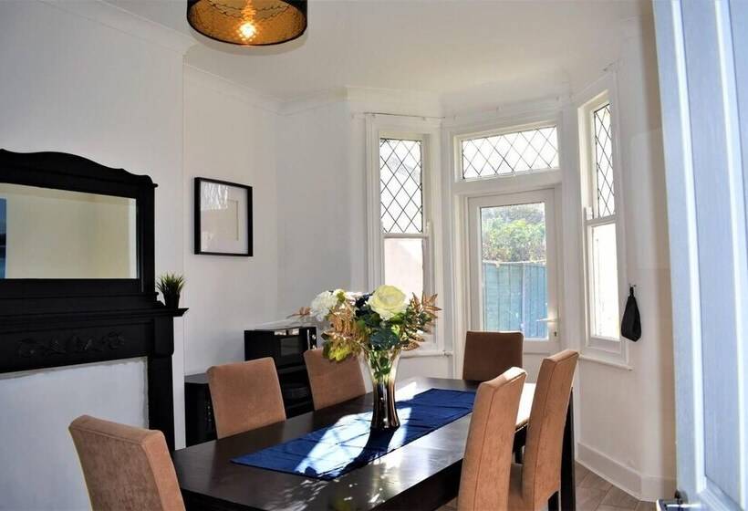 اقامتگاه Cosy, Modern House Nearby Seafront   Southend