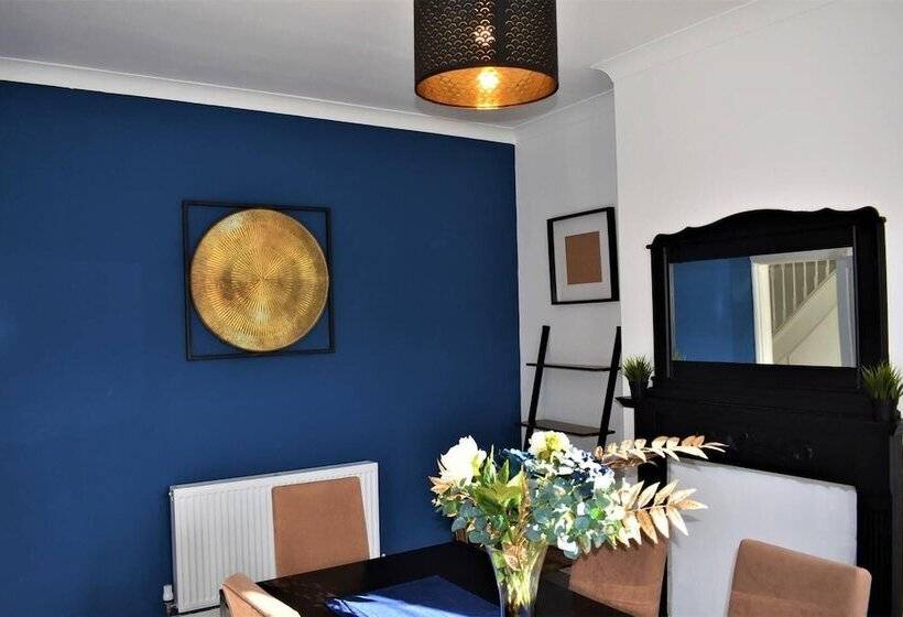 اقامتگاه Cosy, Modern House Nearby Seafront   Southend