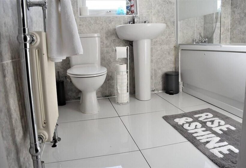 اقامتگاه Cosy, Modern House Nearby Seafront   Southend