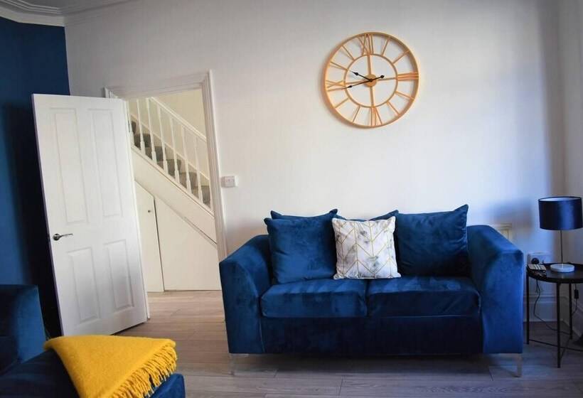 اقامتگاه Cosy, Modern House Nearby Seafront   Southend