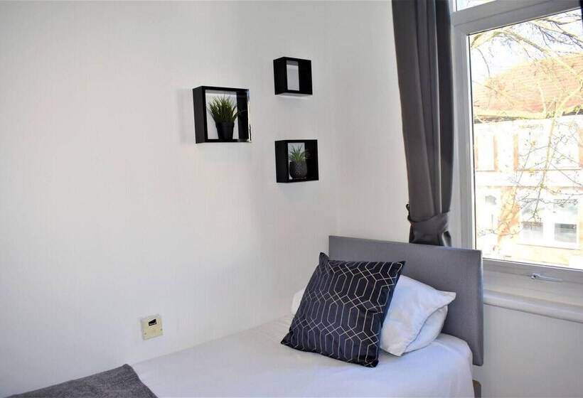 اقامتگاه Cosy, Modern House Nearby Seafront   Southend