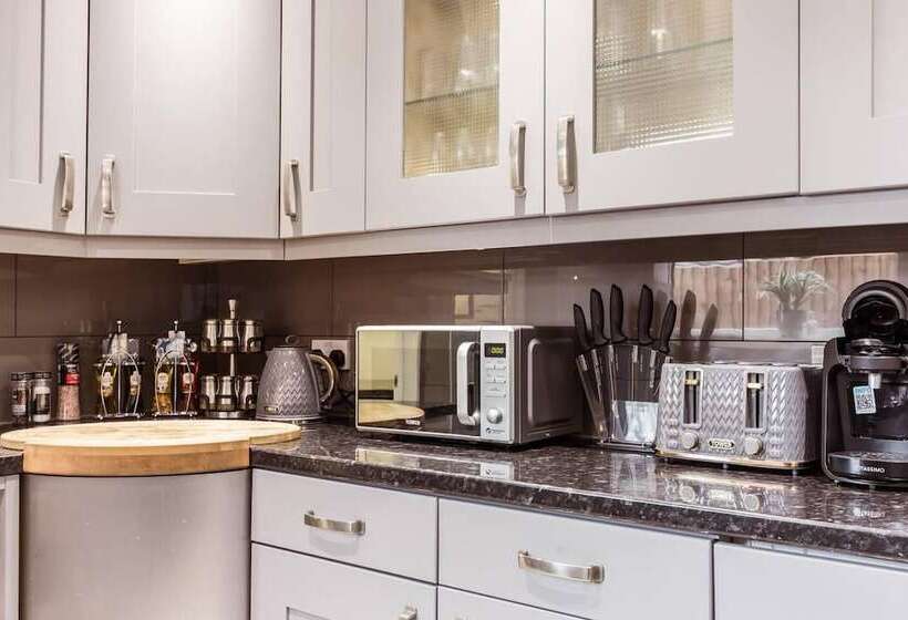 إقامة North Central London House/ Sleeps8/garden/wifi