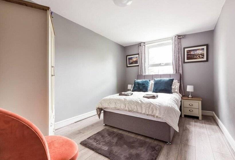 إقامة North Central London House/ Sleeps8/garden/wifi