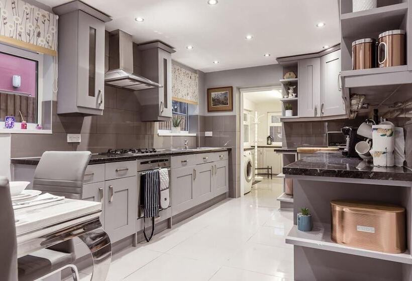 إقامة North Central London House/ Sleeps8/garden/wifi