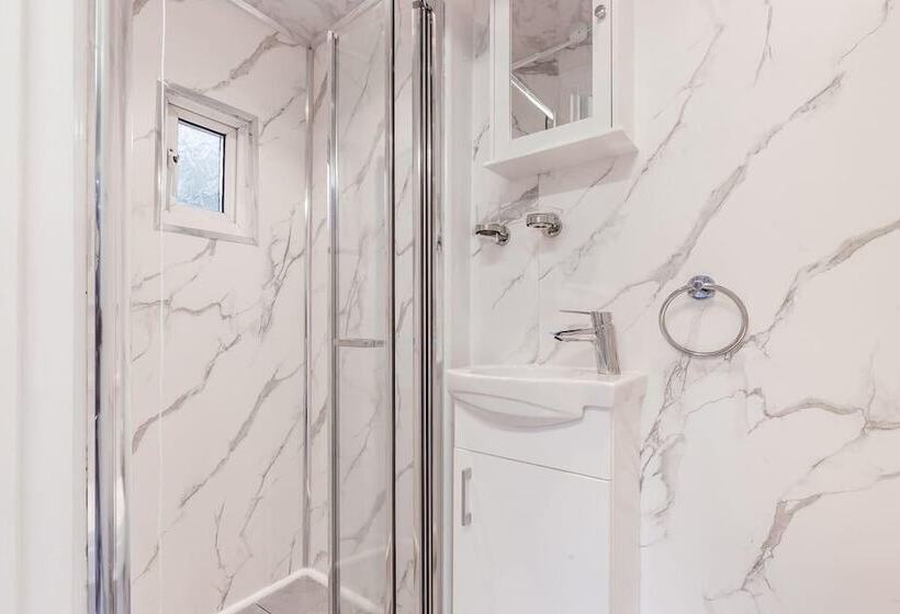إقامة North Central London House/ Sleeps8/garden/wifi