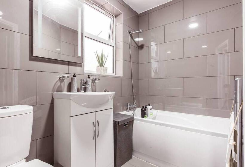 إقامة North Central London House/ Sleeps8/garden/wifi