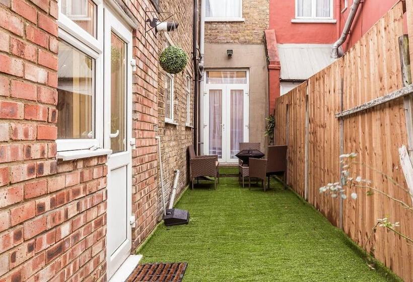 إقامة North Central London House/ Sleeps8/garden/wifi