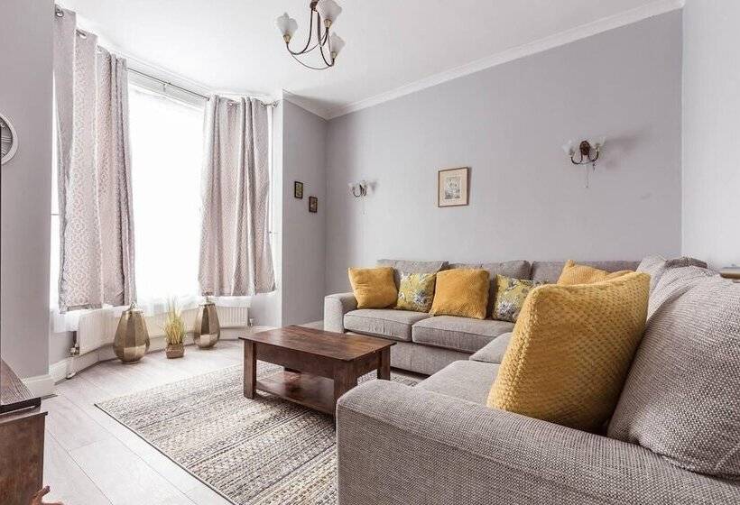إقامة North Central London House/ Sleeps8/garden/wifi
