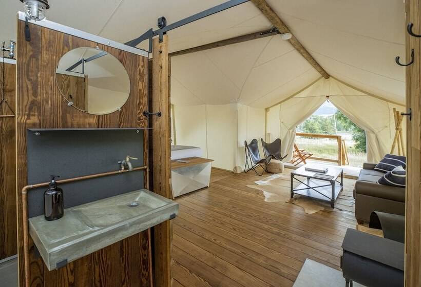 Курорт Under Canvas North Yellowstone   Paradise Valley