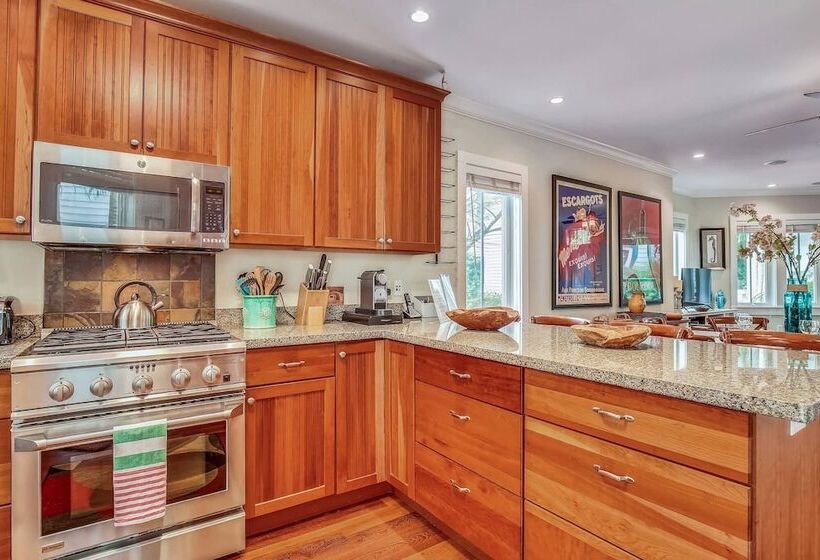 Ecco Domani By Avantstay Gorgeous Home W/ Pool, Balcony In Great Location Month Long Stays Only