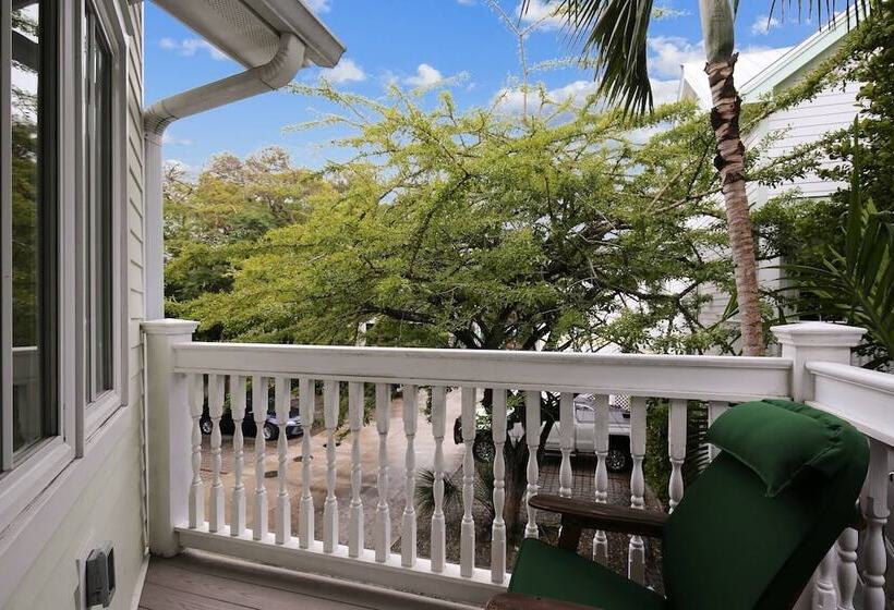 Ecco Domani By Avantstay Gorgeous Home W/ Pool, Balcony In Great Location Month Long Stays Only