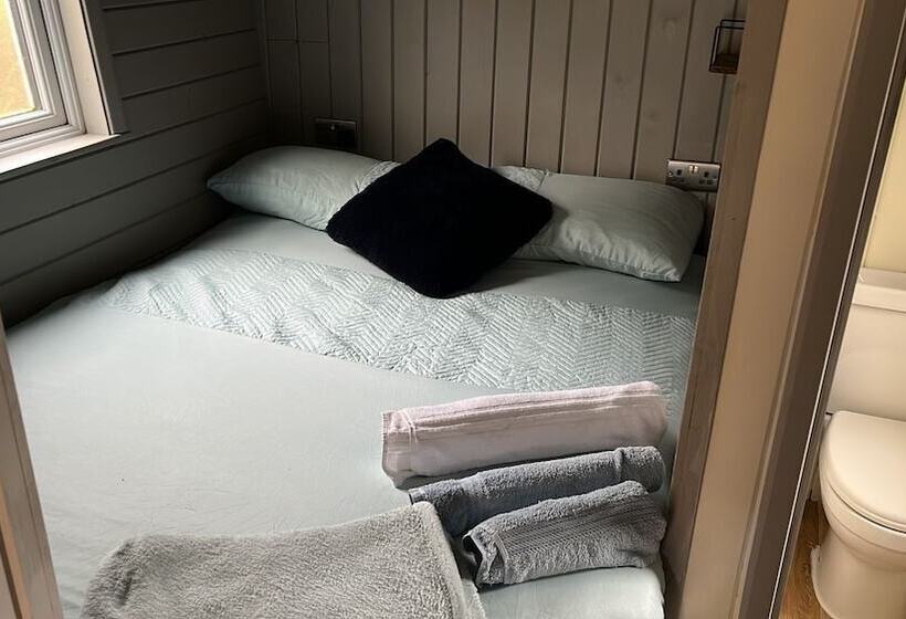 Glamping Hut Riverside 2