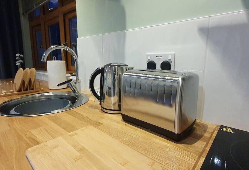 בית מלון כפרי La Al Lodge In Kendal, Gateway To The Lakes