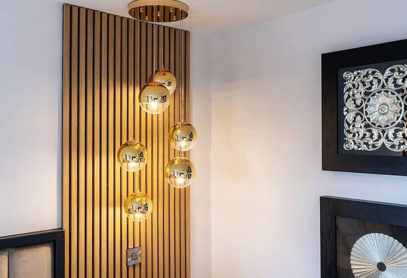 إقامة Clwyd Gate Manor Pool Sauna Hottub Cave Wales