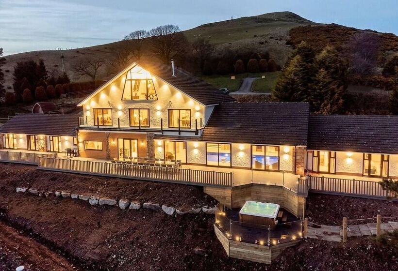 إقامة Clwyd Gate Manor Pool Sauna Hottub Cave Wales