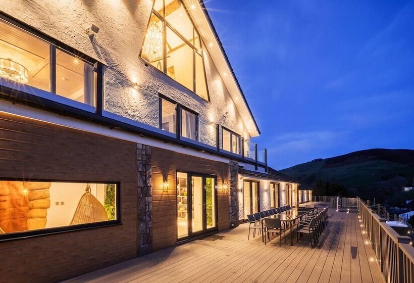 إقامة Clwyd Gate Manor Pool Sauna Hottub Cave Wales