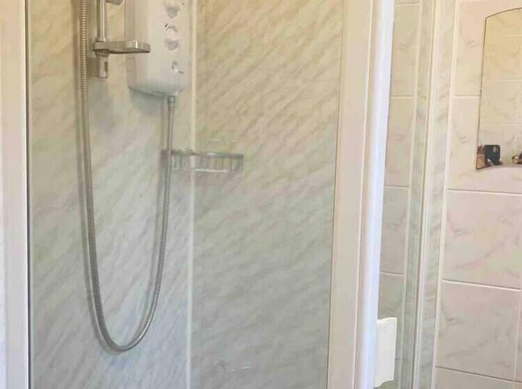 اقامتگاه Immaculate 6 Bed House In Coventry