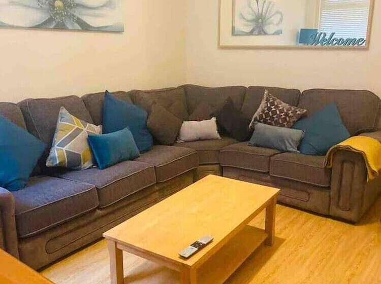 اقامتگاه Immaculate 6 Bed House In Coventry