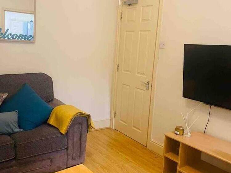 اقامتگاه Immaculate 6 Bed House In Coventry