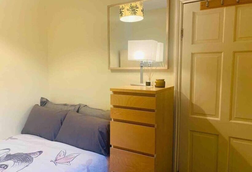 اقامتگاه Immaculate 6 Bed House In Coventry