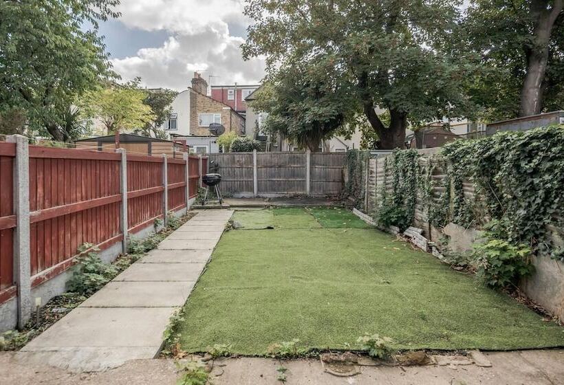 住所  Impeccable And Welcoming 3 Bed House In London