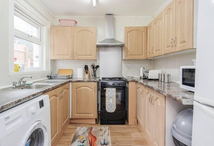 住所  Impeccable And Welcoming 3 Bed House In London