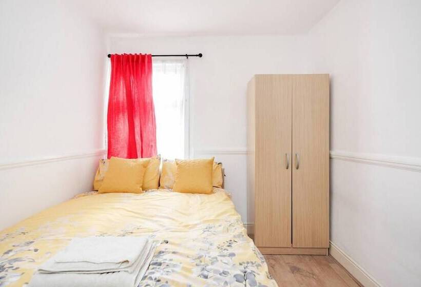 住所  Impeccable And Welcoming 3 Bed House In London