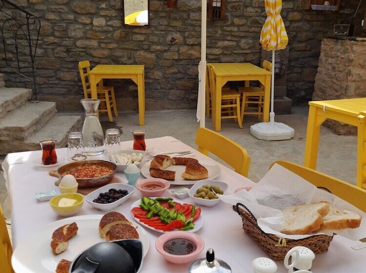 צימר Sari Keçi̇ Taş Otel
