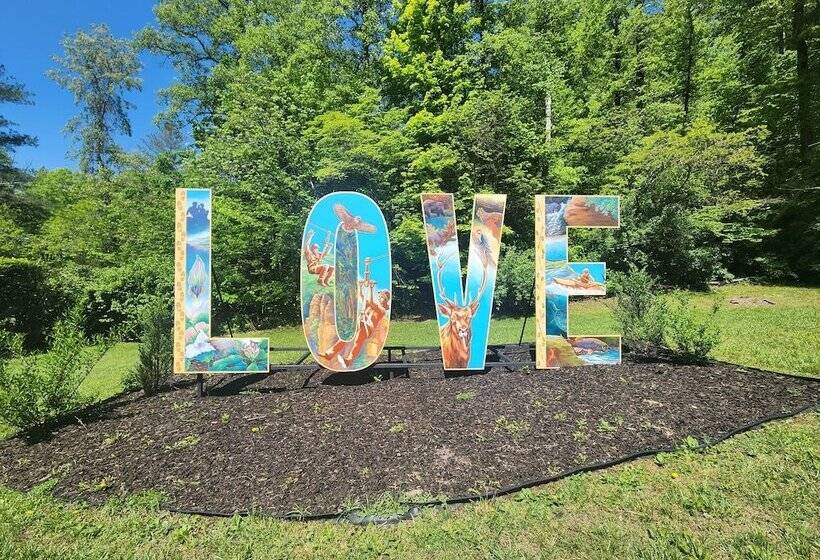 Gateway To The Breaks Motel