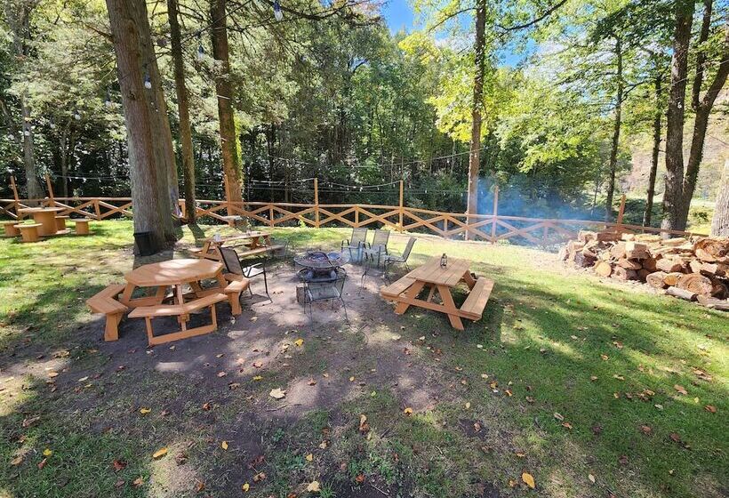 Gateway To The Breaks Motel